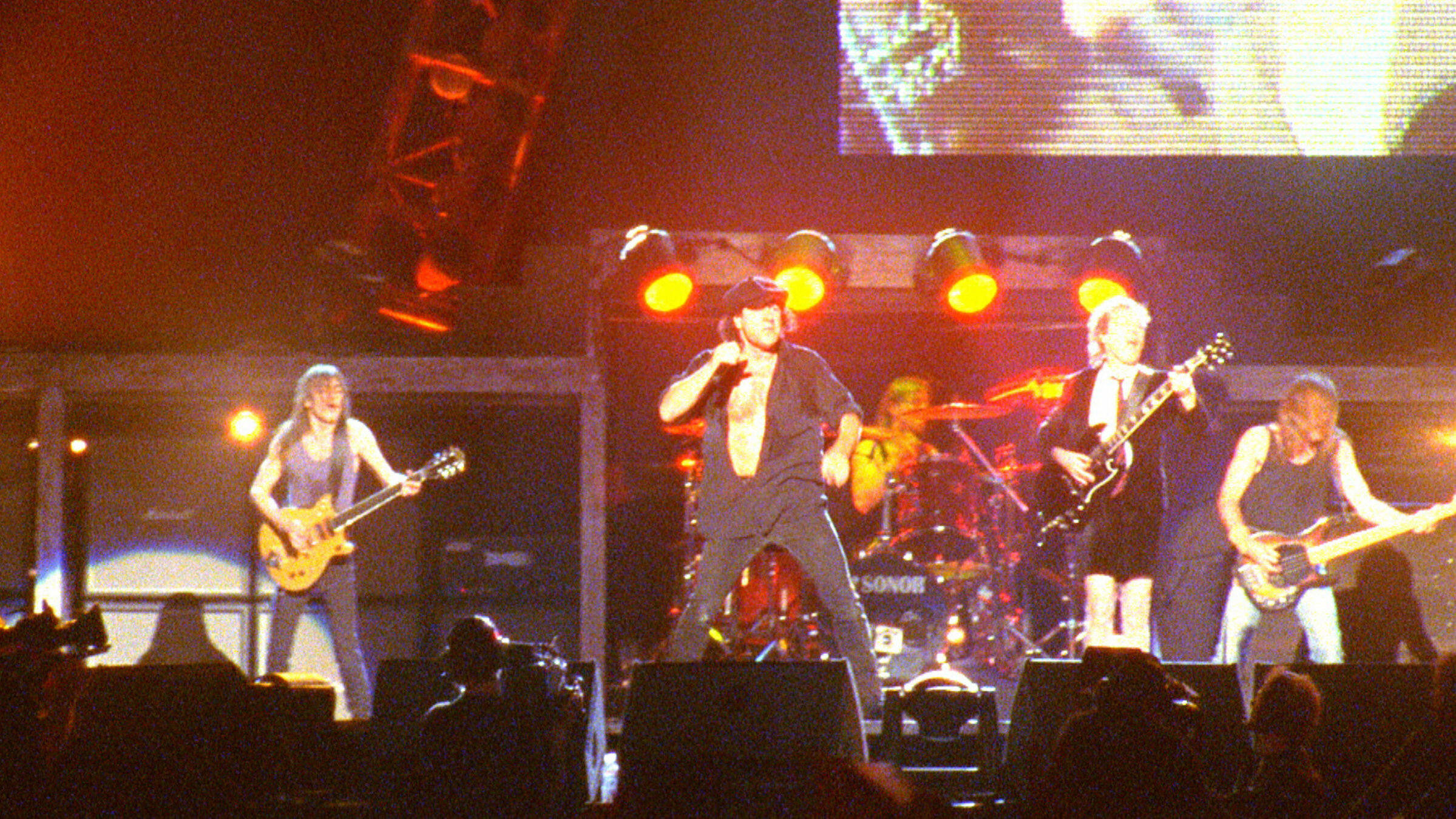 "AC/DC: No Bull - The Directors Cut": Fünf Musiker der Band AC/DC während eines Konzerts auf der Bühne.