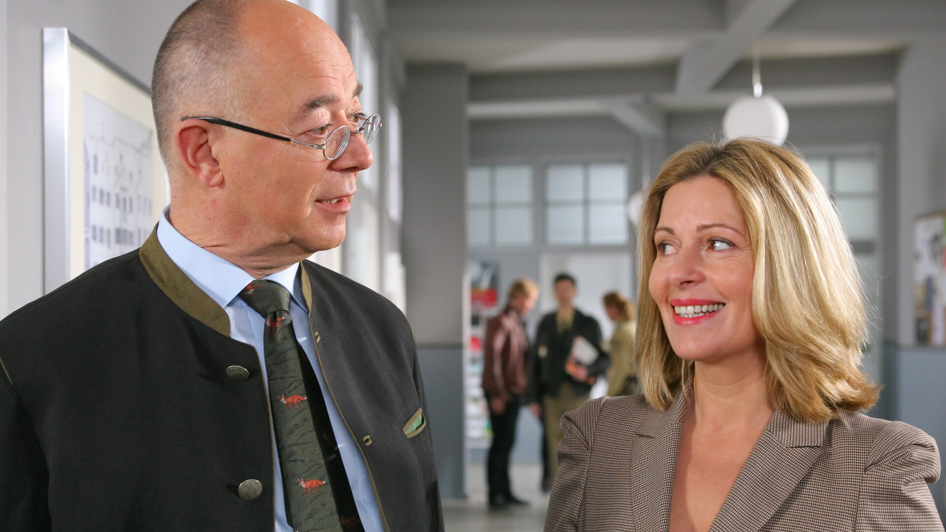 "Die Rosenheim-Cops - Bauernopfer": Im Flur des Kommissariats stehen Polizeidirektor Gerd Achtziger (Alexander Duda) und Marie Hofer (Karin Thaler).