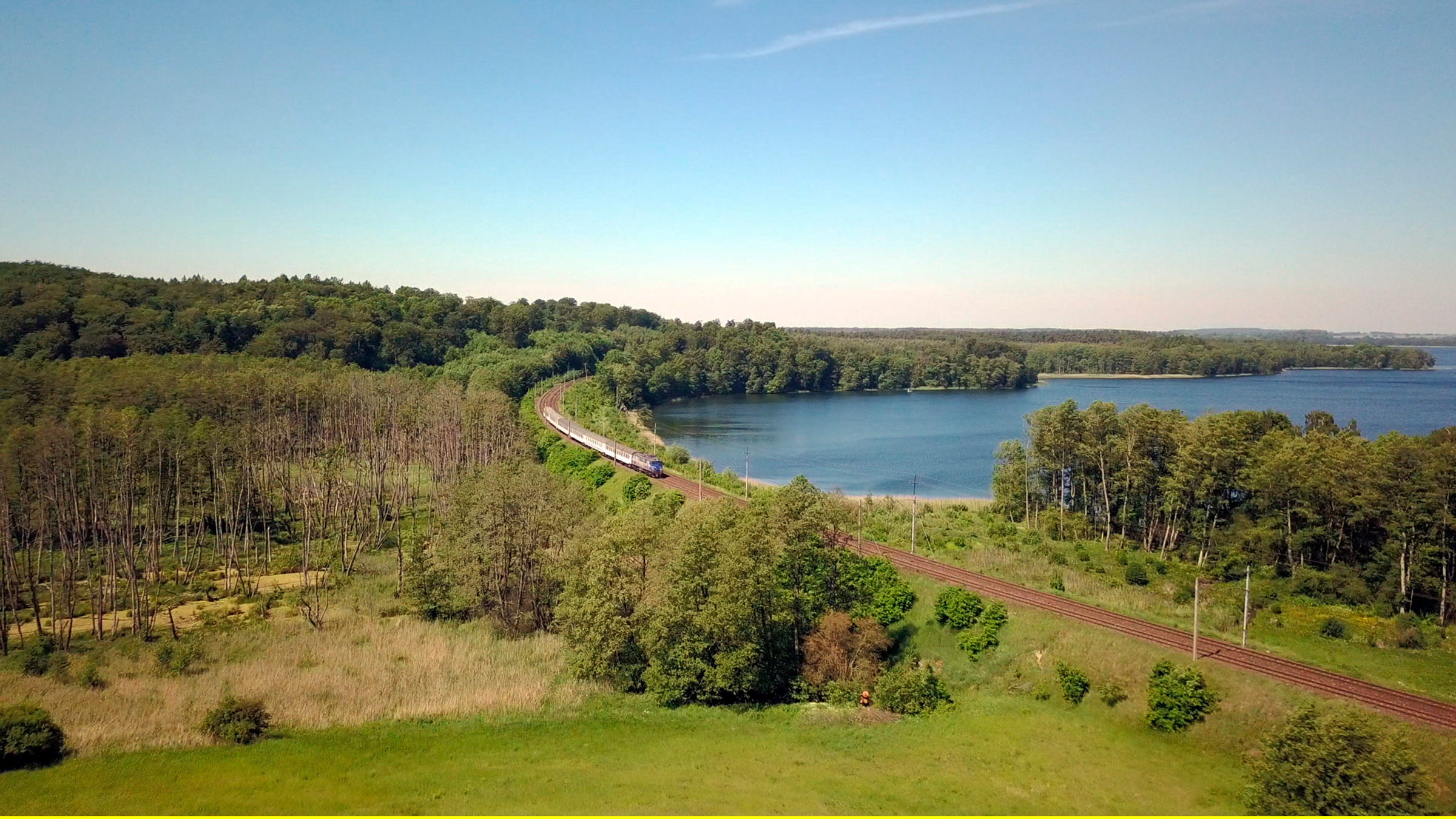 "Mit dem Zug durch den Norden Polens": Der Rybak – der Fischerszug startet in Stettin, durchquert Pommern, die streift Ostseeküste, kreuzt die Masuren und endet in wilden Wälder Westpreußens, in Bialystok.