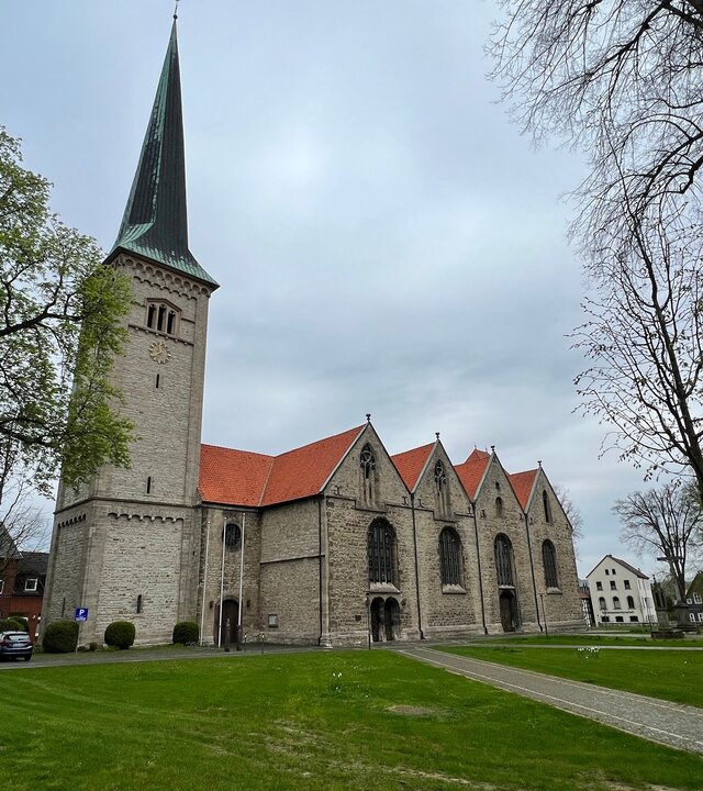 "Katholischer Gottesdienst - Lebendig ist das Wort Gottes". Außenansicht der katholischen Pfarrkirche von St. Michael und Johannes in Brakel.