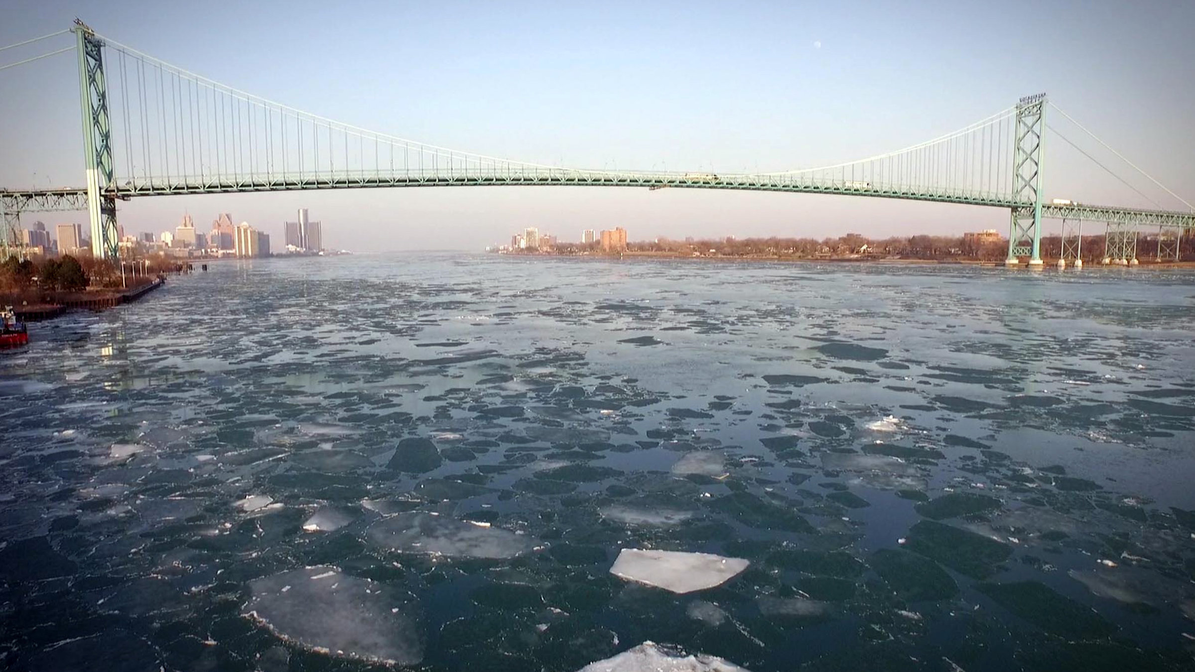 "Amerikas Flüsse - Der Detroit River": Der Detroit River ist eine Landesgrenze. Links die USA und die Stadt Detroit, rechts das kanadische Ufer.