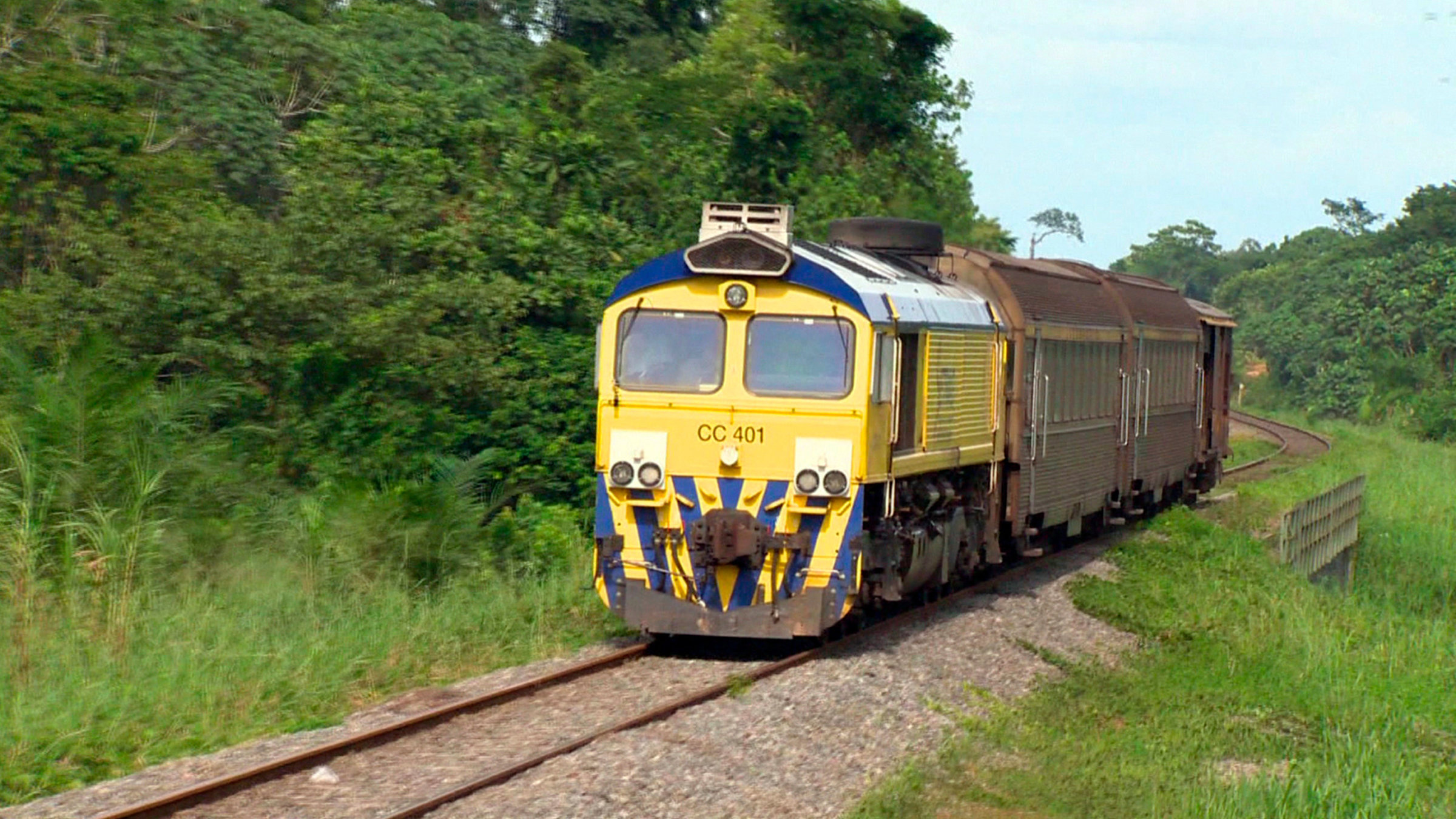 "Durch Dschungel und Savanne": Tourizug mit einer EMD JT42CWR .