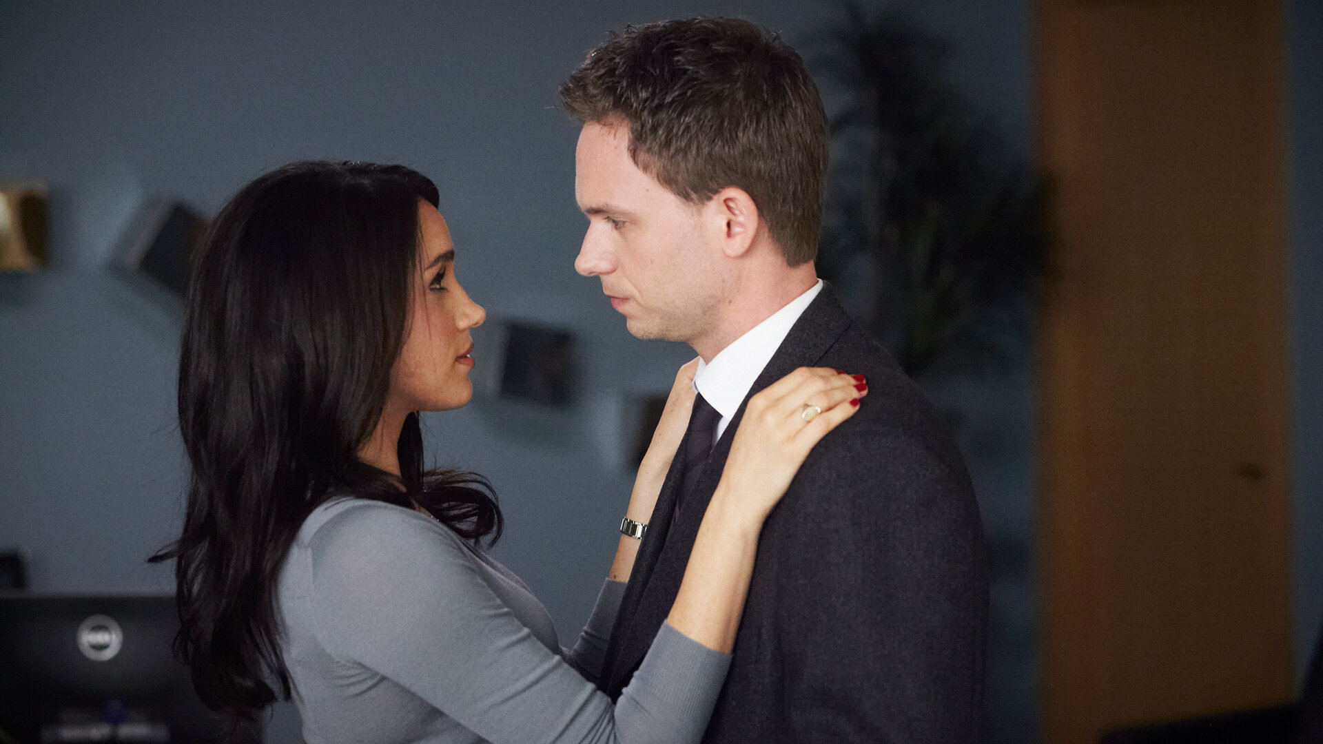 "Suits - Abschiede": Rachel (Meghan Markle) und Mike (Patrick J. Adams) stehen sich in einem Büro gegenüber. Rachel hat ihre Arme auf Mikes Schultern gelegt und sieht ihn eindringlich an, während er sie ernst anblickt.