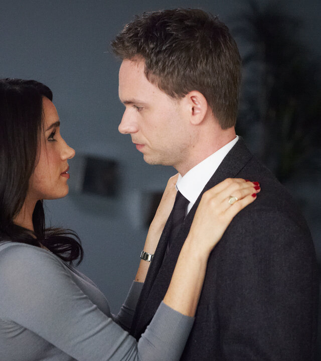 "Suits - Abschiede": Rachel (Meghan Markle) und Mike (Patrick J. Adams) stehen sich in einem Büro gegenüber. Rachel hat ihre Arme auf Mikes Schultern gelegt und sieht ihn eindringlich an, während er sie ernst anblickt.