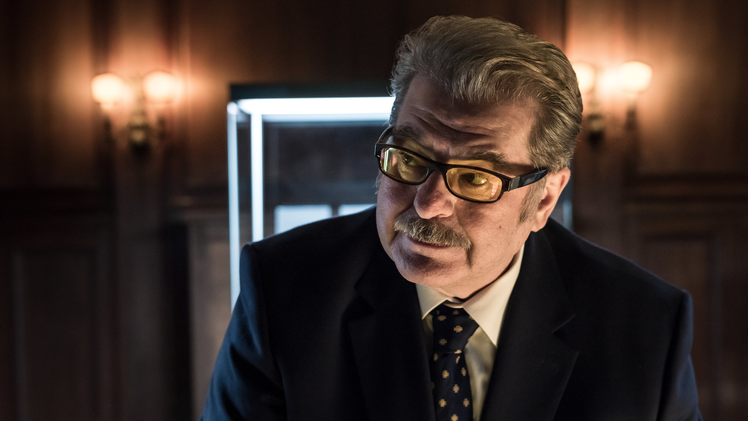 "The Team II (4)": Richard Adams (Erwin Steinhauer) in Nahaufnahme.