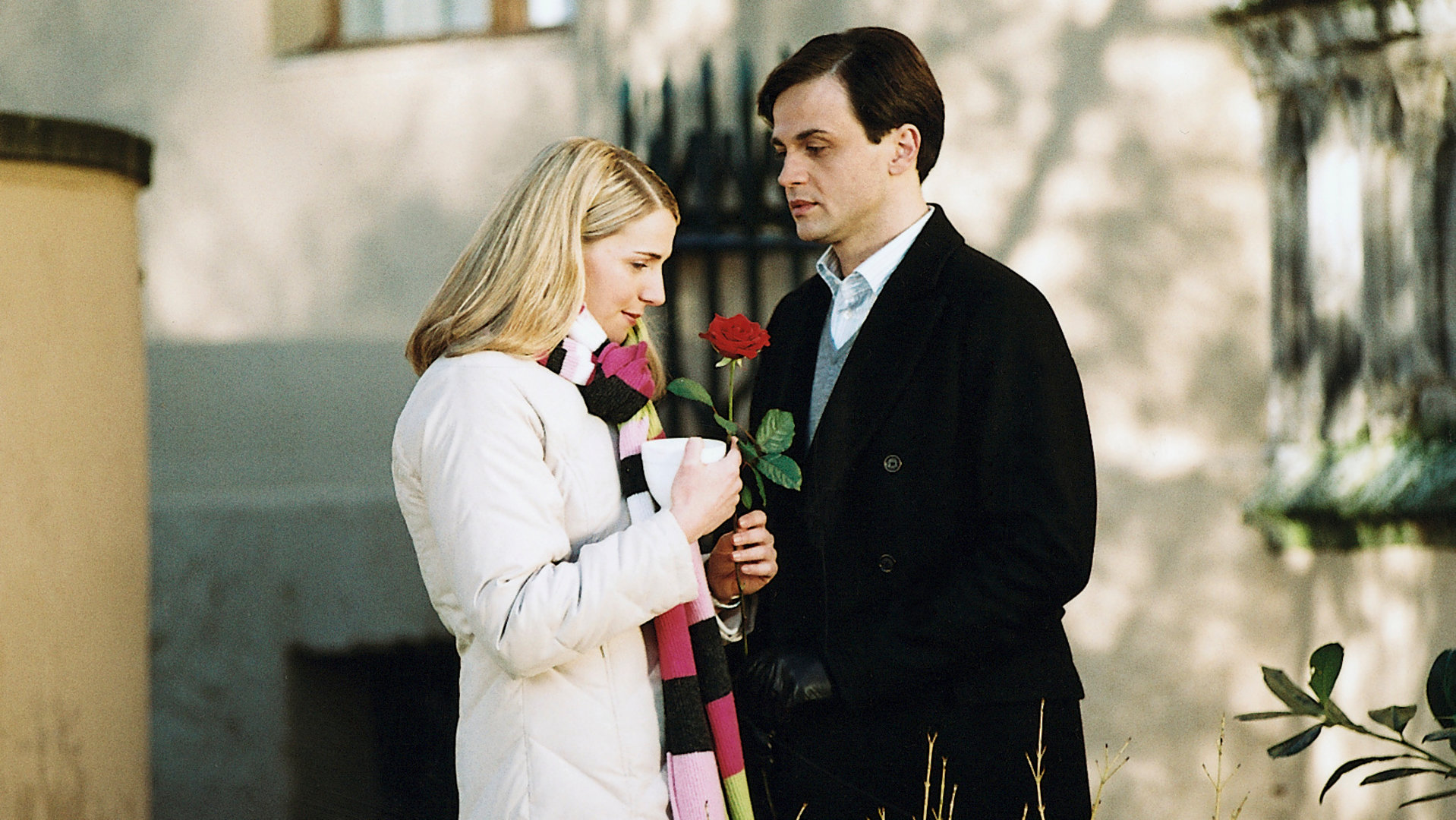 "Bianca - Wege zum Glück: Folge 91": Vor dem Gutshof: Pascal (Michael Rotschopf) schenkt Bianca (Tanja Wedhorn) eine rote Rose. Sie schaut auf die Rosen und wirkt erfreut. Pascal steht erwartungsvoll vor Bianca.