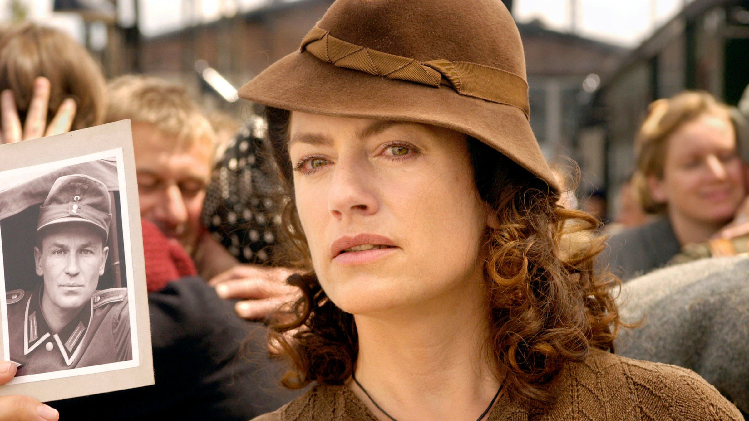 "Die Frau des Heimkehrers": Mit Hilfe eines Fotos sucht Eva (Christine Neubauer) nach ihrem Mann Karlheinz.