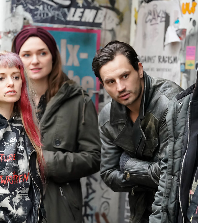 "Letzte Spur Berlin - Klassenkampf": Doro Herrmann (Anne-Marie Waldeck), Lucy Elbe (Josephin Busch), Giovanni Lazzari (Jaime Ferkic) und Niklas Stöckle (Rafael Gareisen) stehen nebeneinander vor einer mit Graffiti besprühten Häuserwand. Sie blicken alle in eine Richtung.