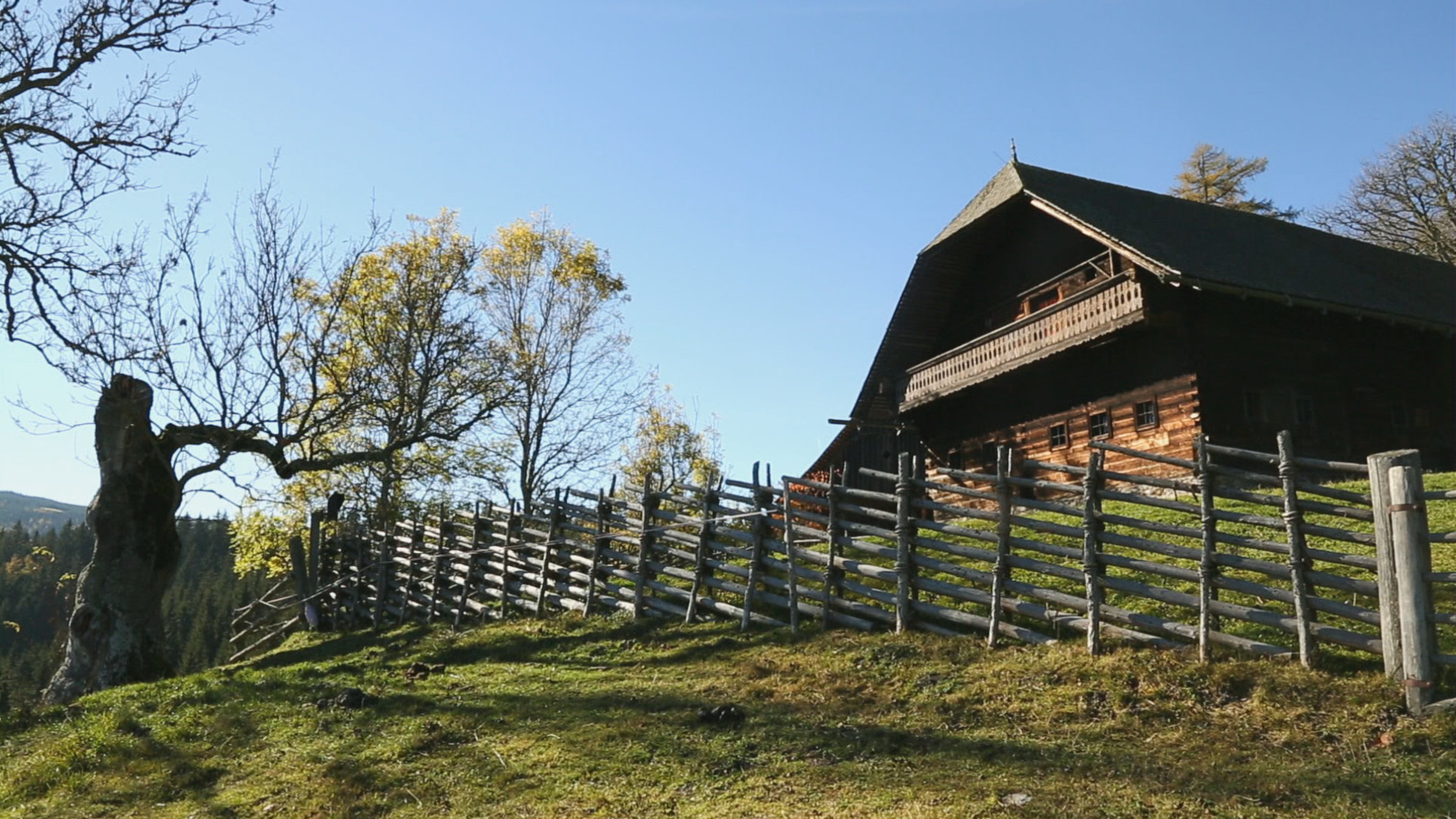 "Roseggers Waldheimat - Ein Jahr im Zauberwald": Der Kluppeneggerhof im Herbst.