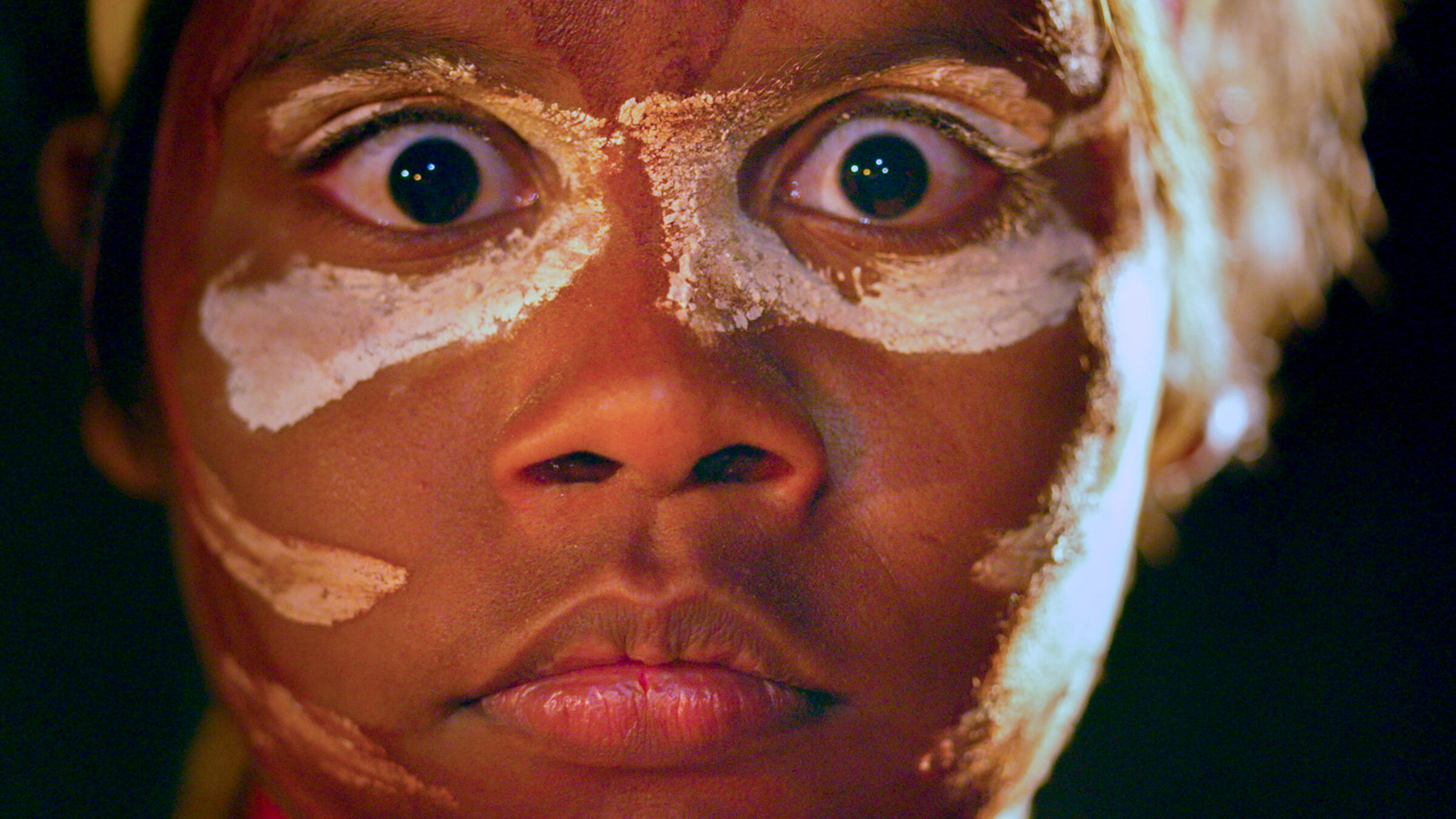 "Unter Krokodilen - Westaustraliens": Junge mit Kalkbemalung für Junba, eine traditionelle Zeremonie der Aborigines mit Tanz, Musik und Gesang in der Kimberley-Region.