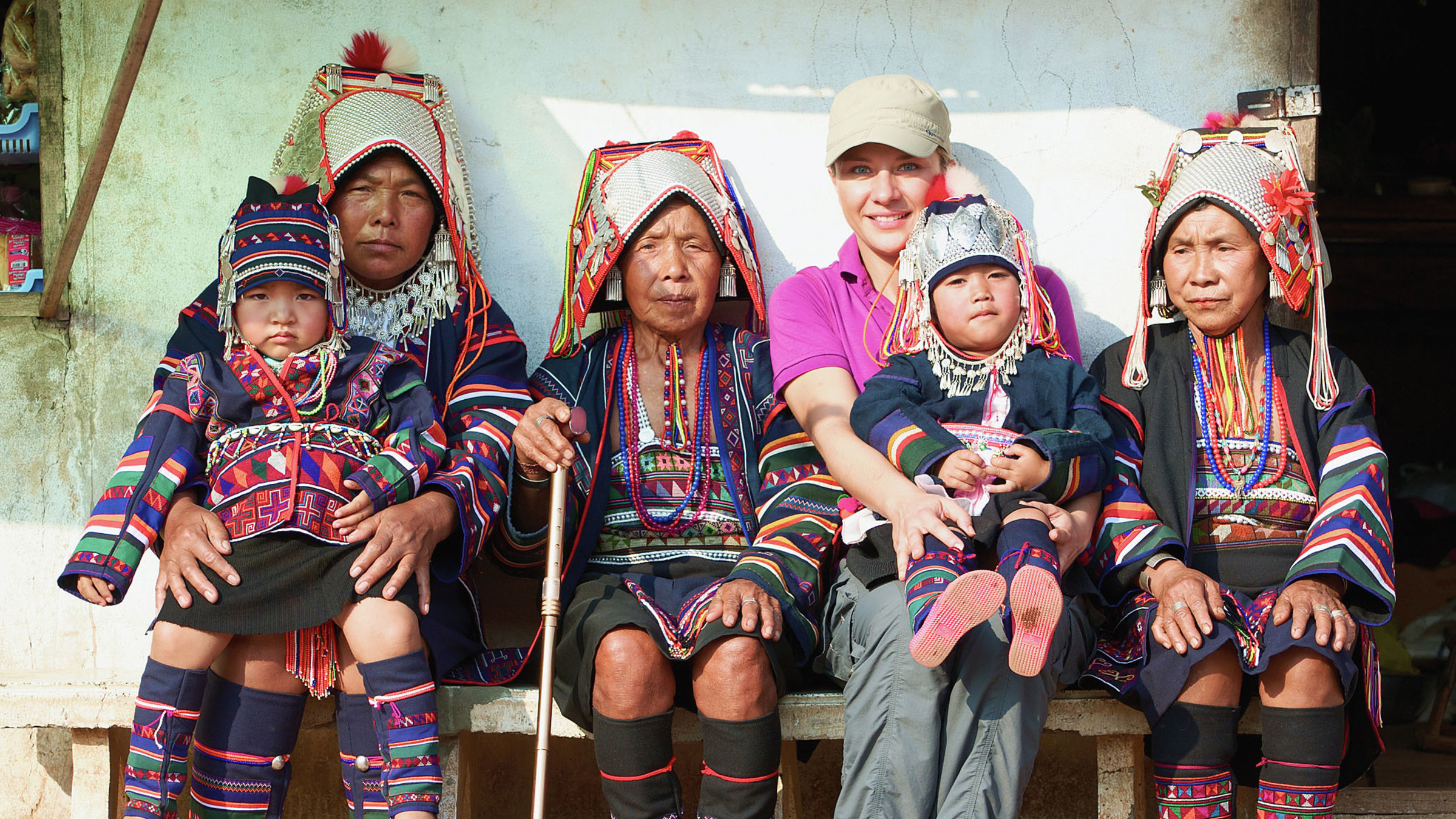 "unterwegs: Nord-Thailand - Bergdörfer, Tempel und Elefanten": Gruppenbild von Moderatorin Wasiliki Goutziomitros und den Menschen eines Akha-Bergstammes.
