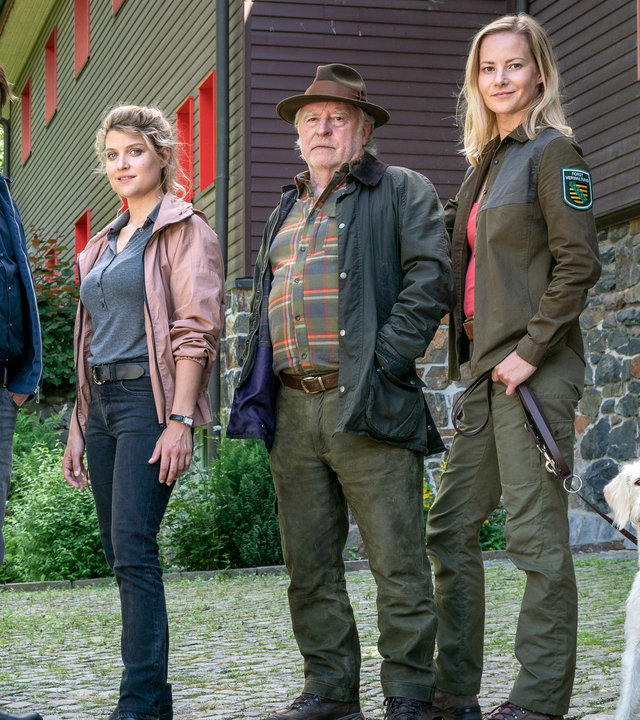 "Erzgebirgskrimi - Der Tote im Burggraben": Robert Winkler (Kai Scheve), Karina Szabo (Lara Mandoki), , Georg Bergelt (Andreas Schmidt-Schaller), Saskia Bergelt (Teresa Weißbach) und der weiße Hund Wolke stehen vor dem Forsthaus.