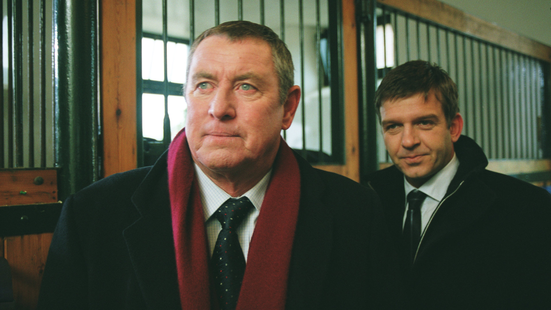 "Inspector Barnaby - Pikante Geheimnisse": DCI Tom Barnaby (John Nettles) und DS Ben Jones (Jason Hughes) stehen in einem Pferdestall.