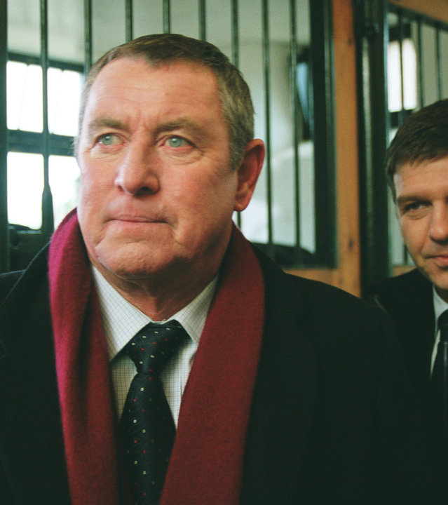 "Inspector Barnaby - Pikante Geheimnisse": DCI Tom Barnaby (John Nettles) und DS Ben Jones (Jason Hughes) stehen in einem Pferdestall.