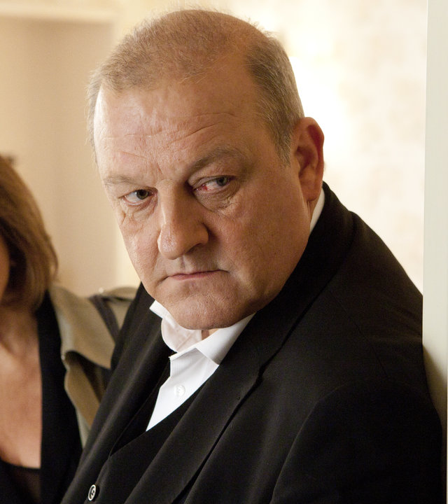 "Wilsberg - Frischfleisch": Kommissarin Springer (Rita Russek) und Georg Wilsberg (Leonard Lansink) schauen neugierig in Zimmer hinein.