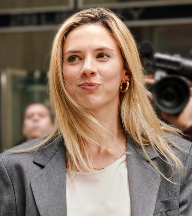 "Maxima - Paparazzi": Maxima (Delfina Chaves) kommt aus einem Gebäude und ist umgeben von Fotografen und Kameramännern (Komparsen).
