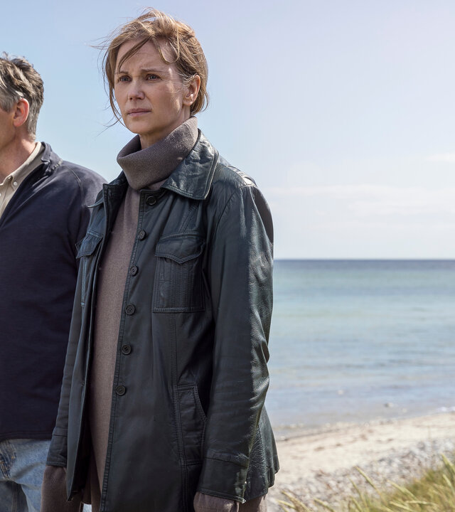 "Iris - Die Wahrheit – Loslassen": Jens (Håkan Bengtsson) und Iris (Sofia Helin) stehen nebeneinander am Strand.