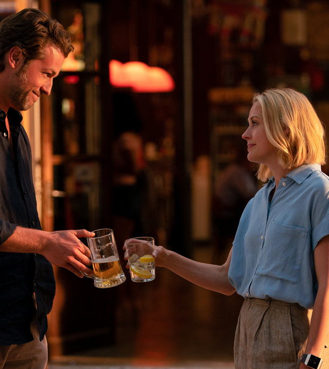 "The Mallorca Files - Mallorca hat den Superstar": Max (Julian Looman) und Miranda (Elen Rhys) stoßen mit Gläsern an.