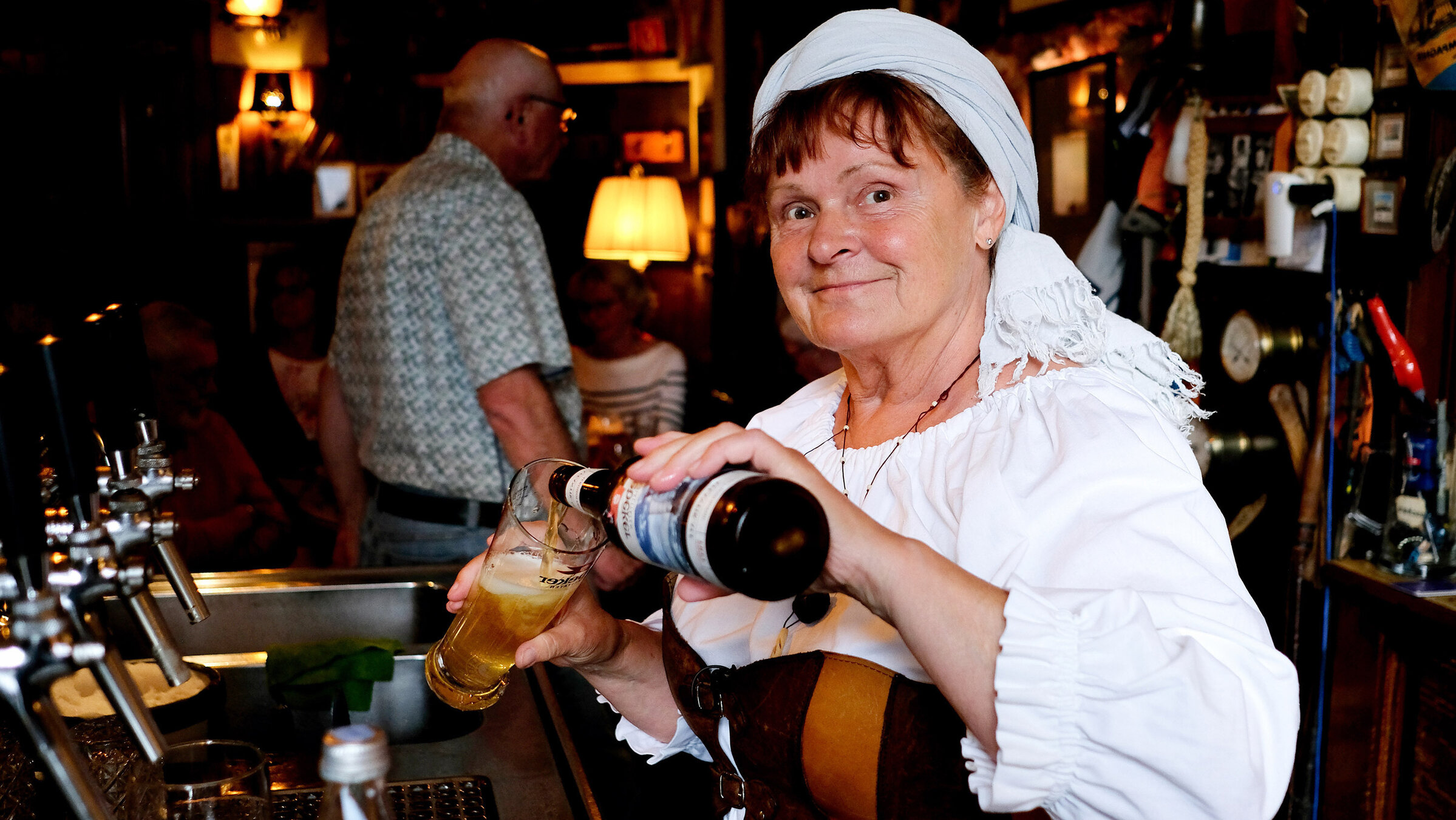 "Die Nordreportage: Stralsunds Kultkneiperin Hanni": Auch wenn sie jetzt nur noch selten hinterm Tresen steht: Bierzapfen verlernt man nicht, sagt Stralsunds bekannteste Kneipenwirtin Hanni Hoepner.