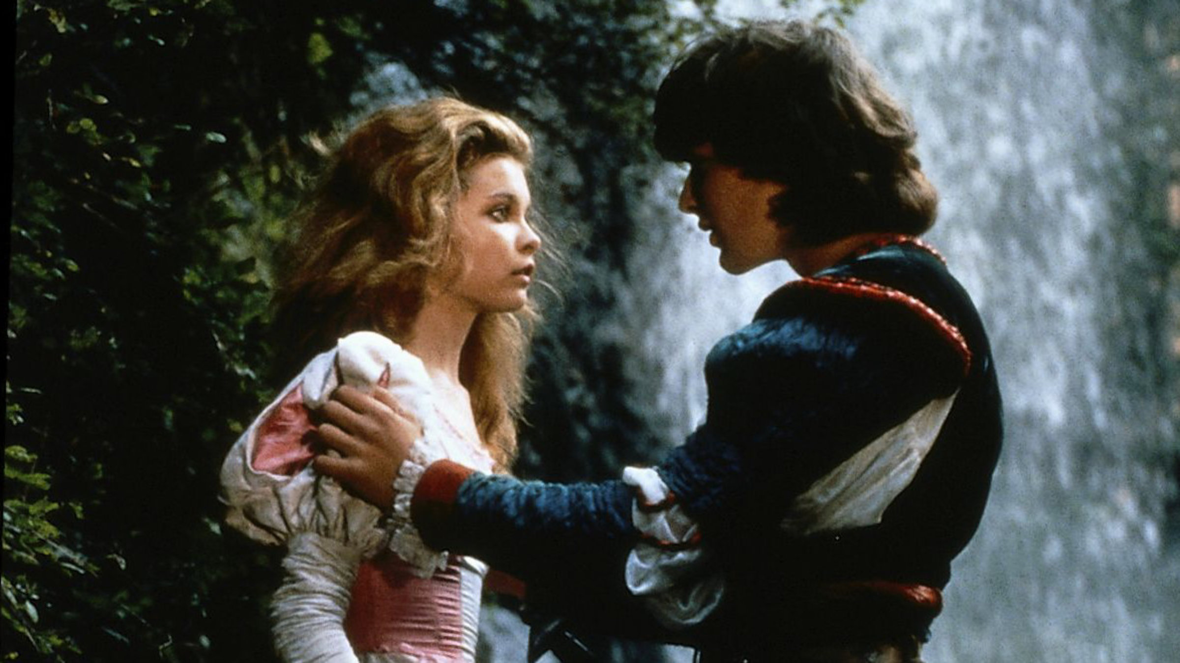 "Dornröschen": Dornröschen (Danka Dinková) und der Prinz (Gedeon Burkhard) stehen sich im Wald gegenüber. Der Prinz hält Dornröschen an den Schultern und redet mit ihr.