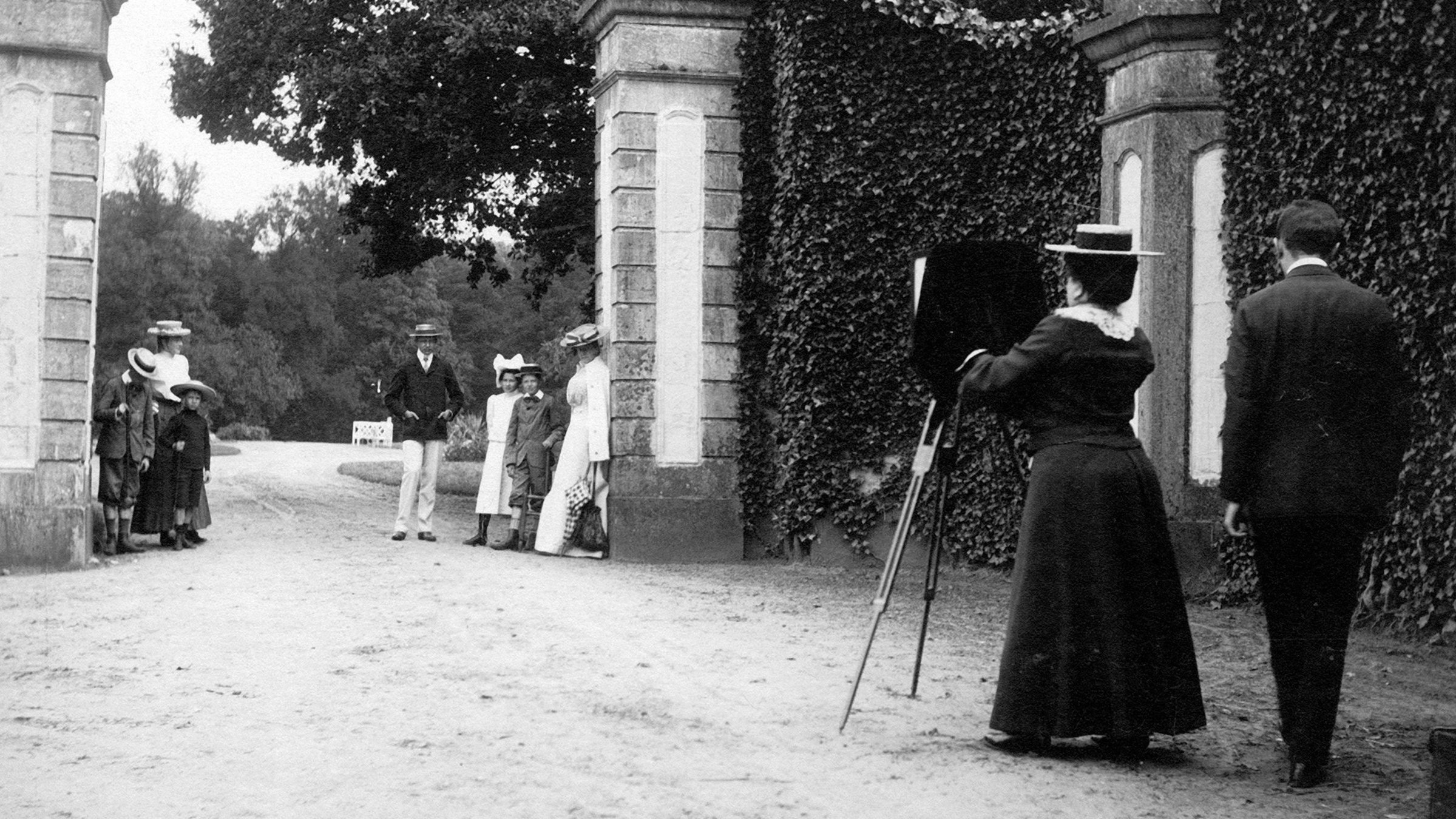 "Habsburg intim – Die Fotografin, die alles sehen durfte": Isabella Croy beim Fotografieren.