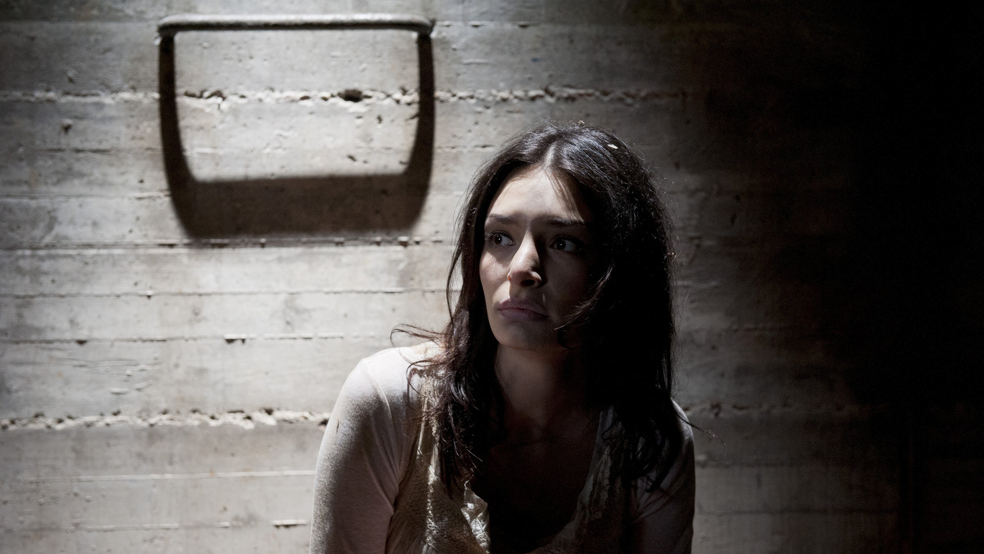 Amelie (Sarah Horváth) im Bunker.