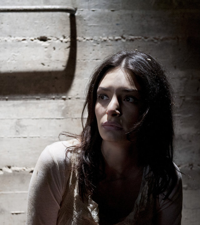 Amelie (Sarah Horváth) im Bunker.