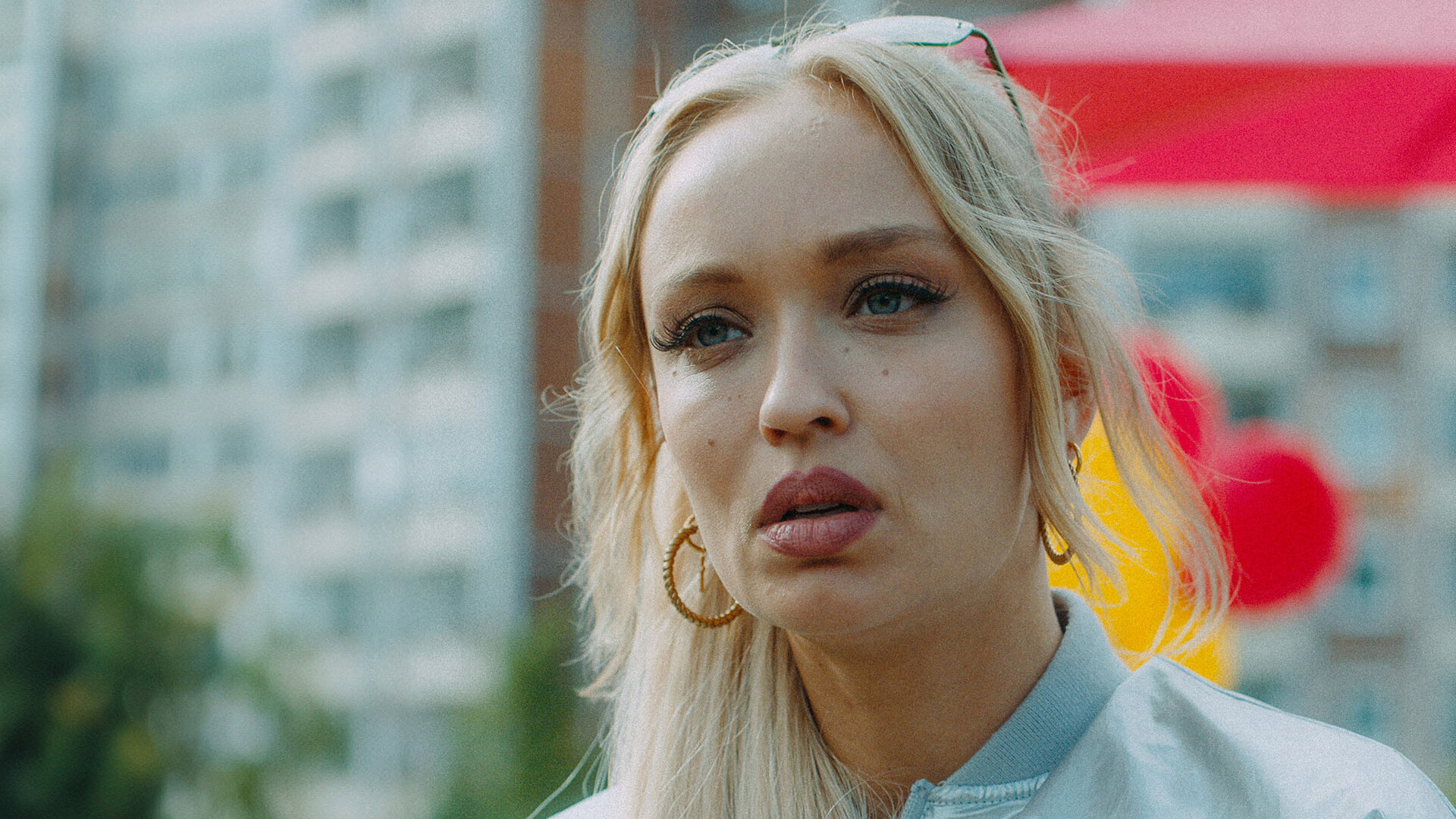 "Mels Block": Portraitaufnahme: Mel (Caro Cult) blickt erstaunt zur Seite.