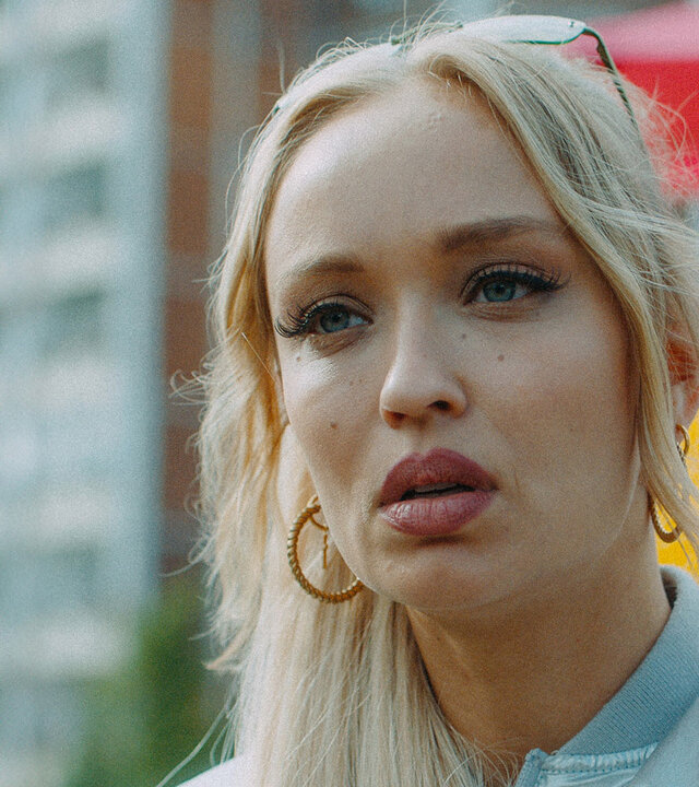 "Mels Block": Portraitaufnahme: Mel (Caro Cult) blickt erstaunt zur Seite.