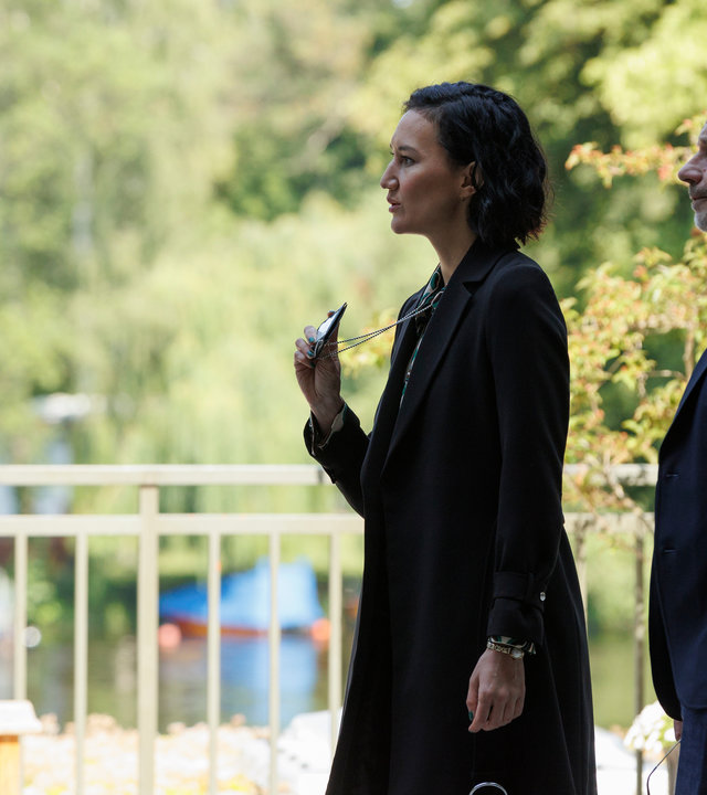 "SOKO Potsdam - Game over": Pauline Hobrecht (Agnes Decker) und Bernhard Henschel (Michael Lott) stellen Nino Liebenthron (Tom Gronau) zur Rede. Pauline zeigt ihm seine Dienstmarke. Im Hintergrund ist ein Park zu erkennen.