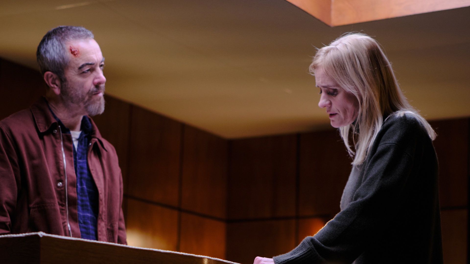 "Suspect - Folge 7: Susannah": Danny ((James Nesbitt) und Susannah (Anne-Marie Duff) stehen gemeinsam am offenen Sarg.