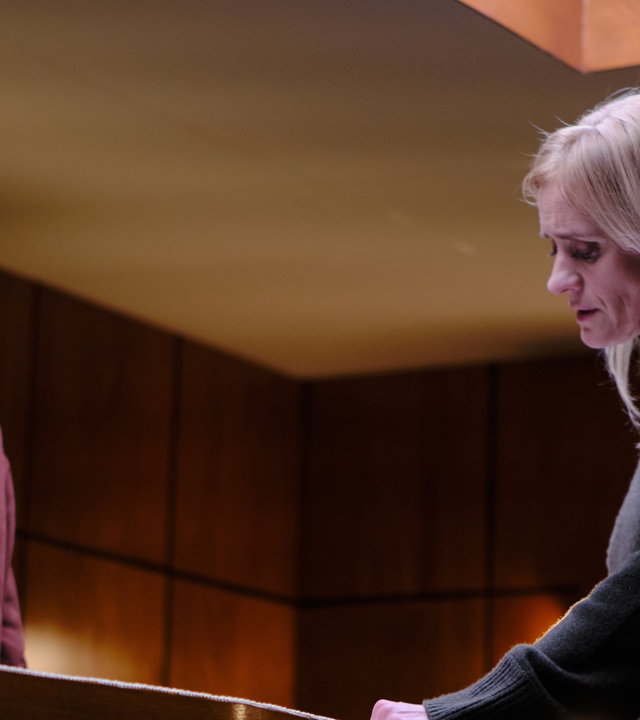 "Suspect - Folge 7: Susannah": Danny ((James Nesbitt) und Susannah (Anne-Marie Duff) stehen gemeinsam am offenen Sarg.