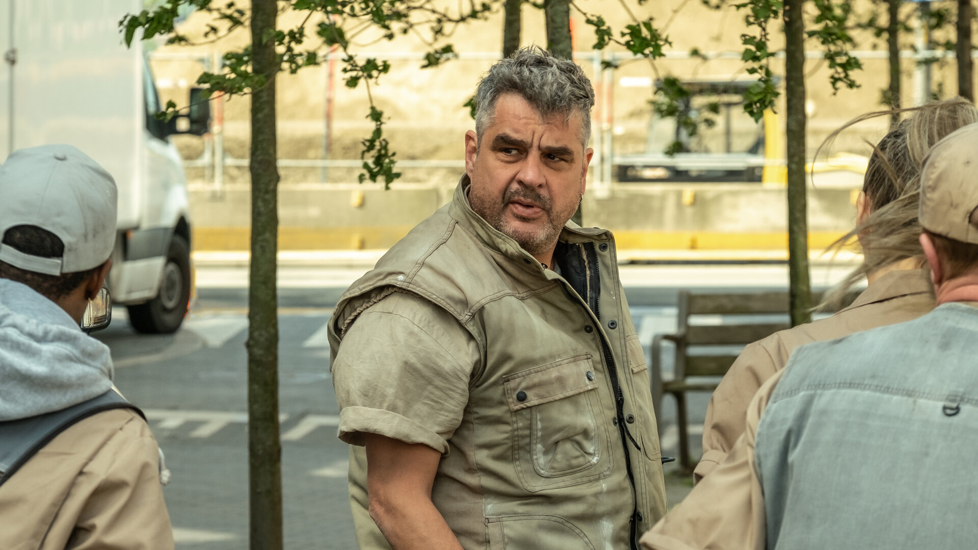 "Blind Sherlock - Who you gonna call?": Nico (Frank Lammers) steht an einer Straße und schaut, was hinter seinem Rücken passiert. Er ist wie ein Handwerker gekleidet, um nicht aufzufallen. Das gilt auch für seine drei Kollegen (Komparsen) um ihn herum. Sie sind nur von hinten zu sehen.