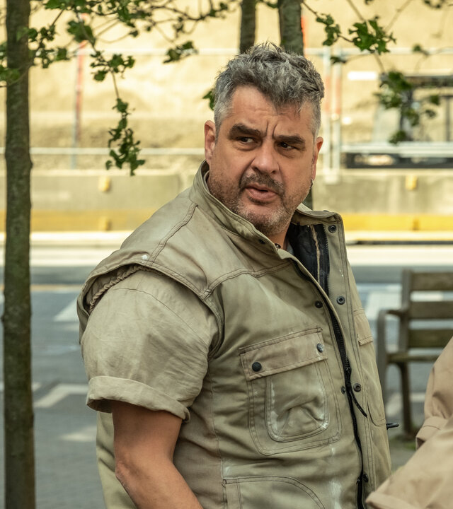 "Blind Sherlock - Who you gonna call?": Nico (Frank Lammers) steht an einer Straße und schaut, was hinter seinem Rücken passiert. Er ist wie ein Handwerker gekleidet, um nicht aufzufallen. Das gilt auch für seine drei Kollegen (Komparsen) um ihn herum. Sie sind nur von hinten zu sehen.