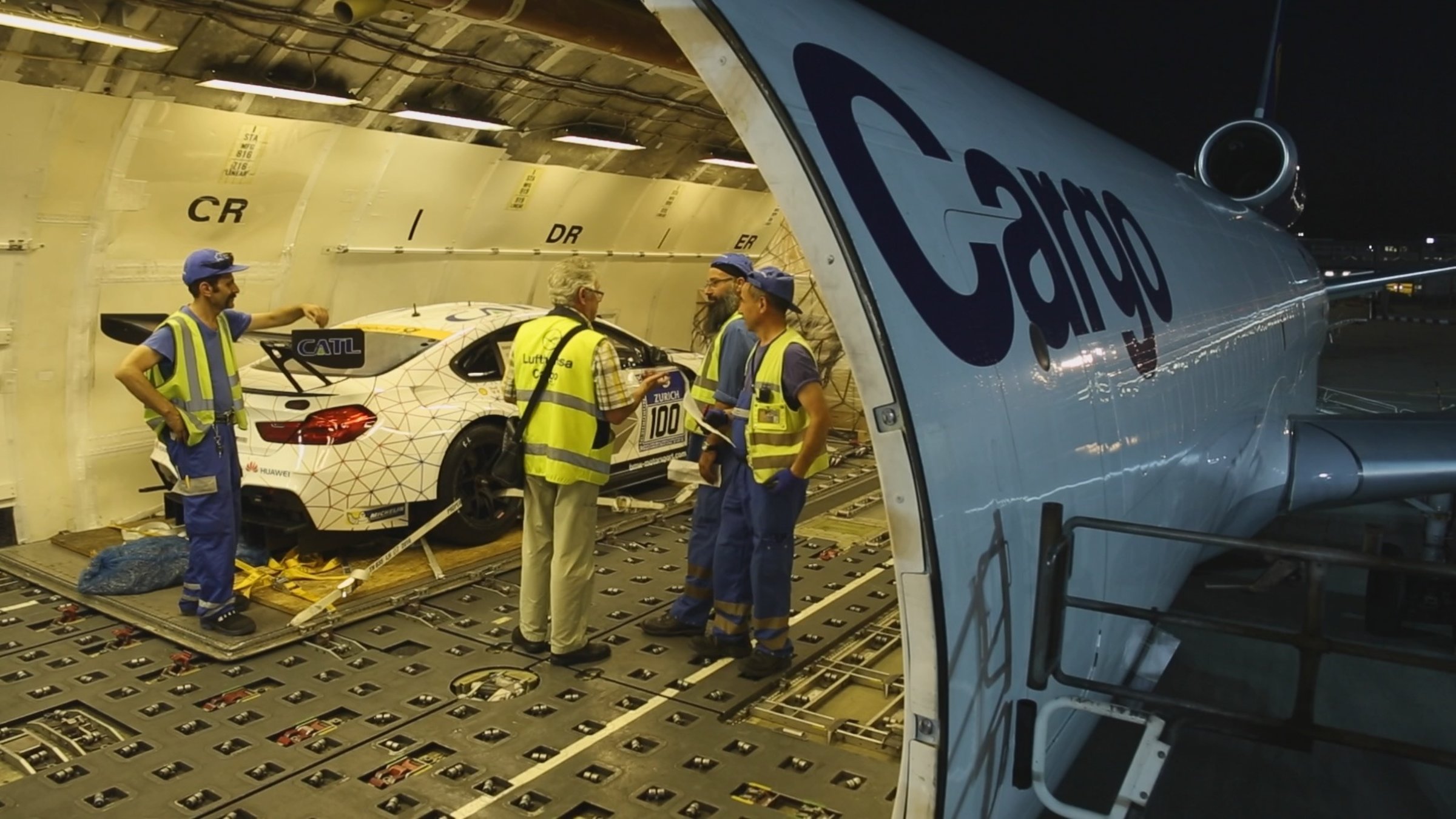 "ZDF.reportage: Drehkreuz Flughafen Frankfurt - Wo Fische fliegen und Mangos landen": Im Laderaum eines Frachtfliegers wird ein Auto flugtauglich verzurrt.