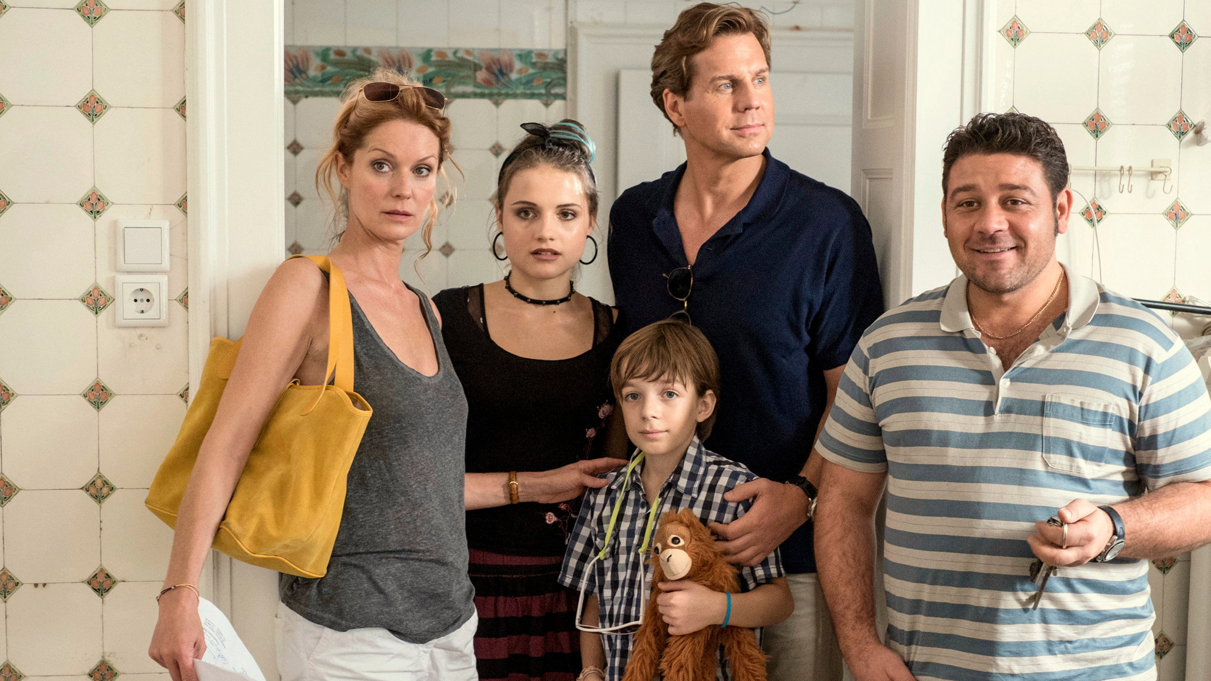 "Sommer in Rom": Filippo (Leonardo Nigro, re.) zeigt Michael (Thomas Heinze, 2.v.rechts), Susanne (Esther Schweins, links) und den Kindern Caroline (Mala Emde) und Tobias (Nick Julius Schuck) ihre neue Wohnung in Rom.