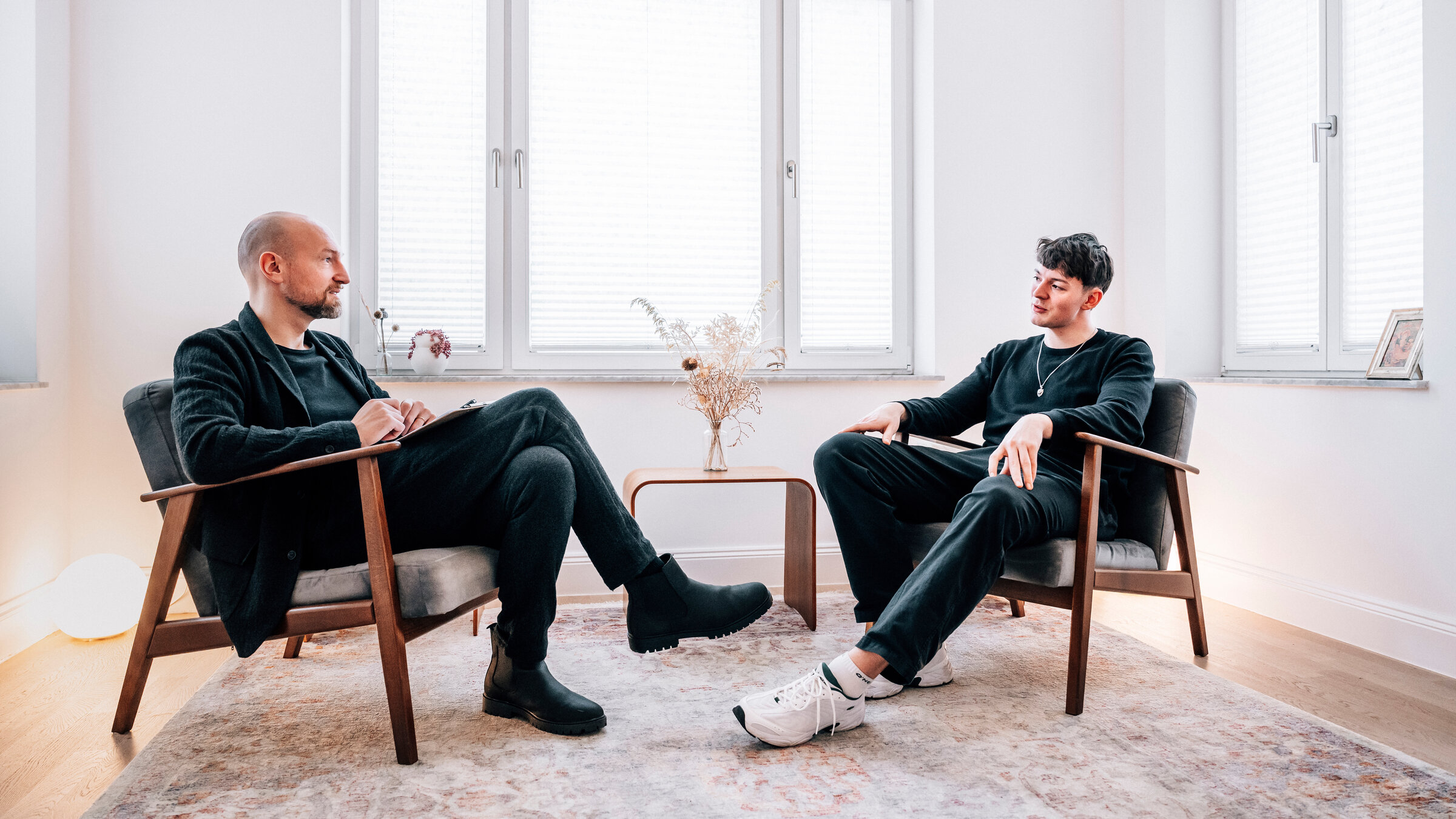 "37°Leben: Facing Fear: In Angst, hässlich zu sein": Halbtotale: Therapeut Daniel Wagner und Jannis sitzen in einem hellen Raum in zwei Sesseln. Sie sind im Gespräch.