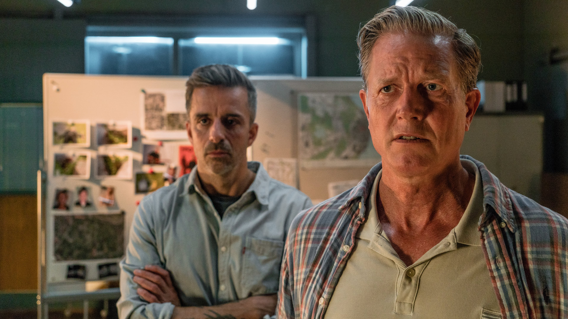 "Dan Sommerdahl - Tödliche Idylle: Alte Träume": Dan Sommerdahl (Peter Mygind) und Flemming Torp  (André Babikian) stehen im Revier. Hinter ihnen eine Pinnwand mit Karten und Fotos.