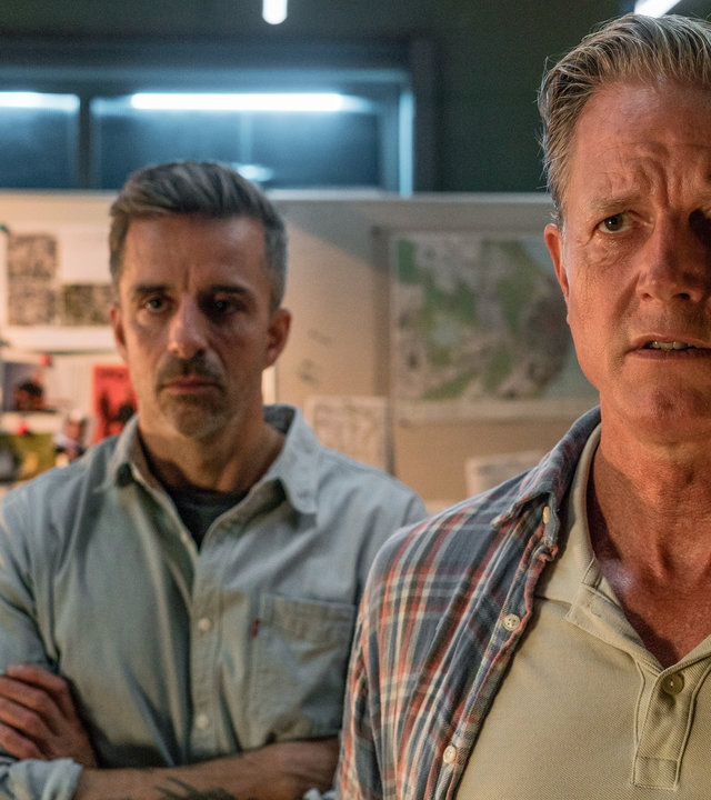 "Dan Sommerdahl - Tödliche Idylle: Alte Träume": Dan Sommerdahl (Peter Mygind) und Flemming Torp  (André Babikian) stehen im Revier. Hinter ihnen eine Pinnwand mit Karten und Fotos.