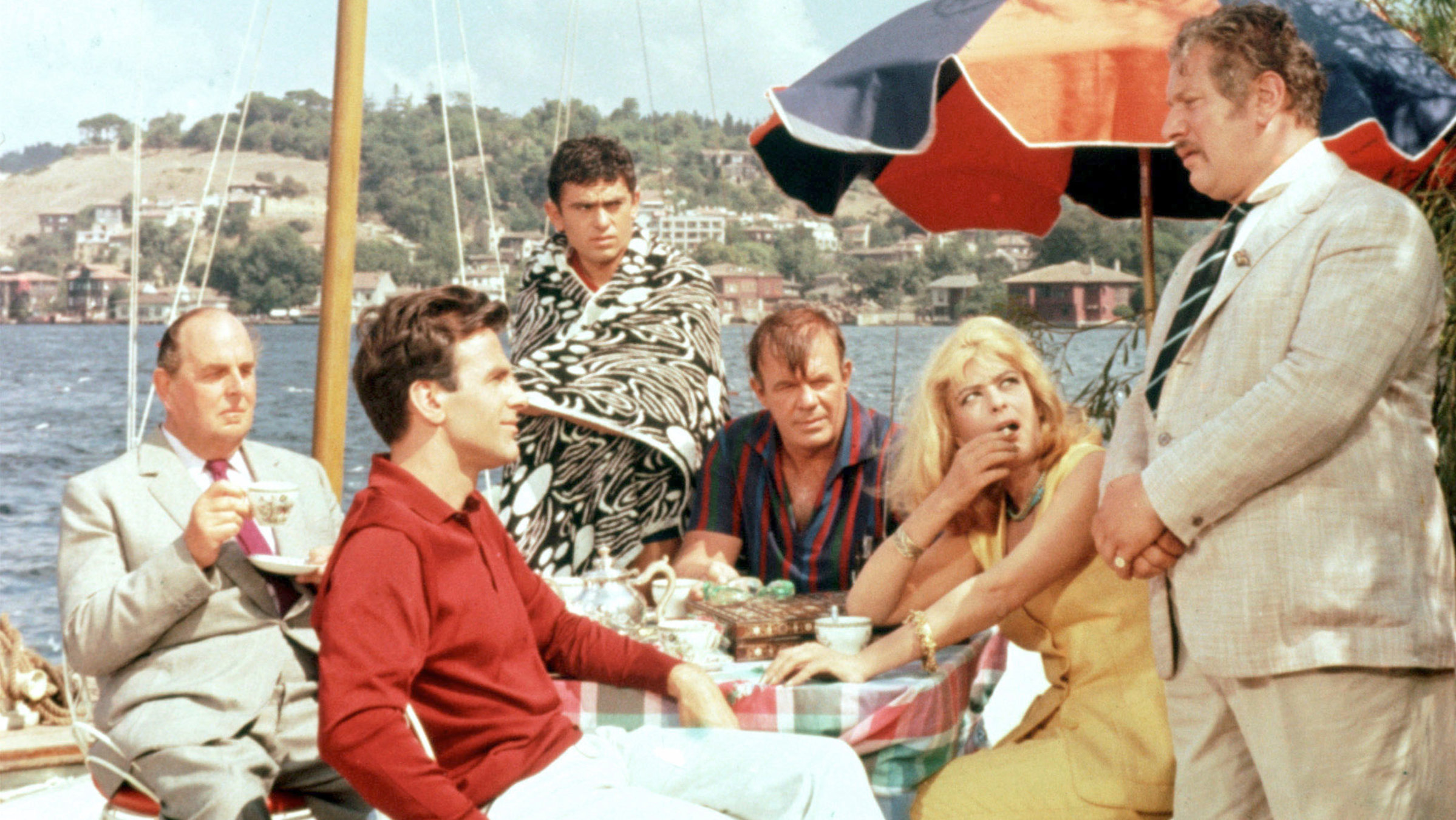 "Topkapi": Elizabeth (Melina Mercouri) und ihre Komplizen Arthur (Peter Ustinov, re.), Hans (Jess Hahn, 3. v. re.), Giulio (Gille Segal, Mitte), Walter (Maximilian Schell, 2. v. li.) und Cedric (Robert Morley, li.).