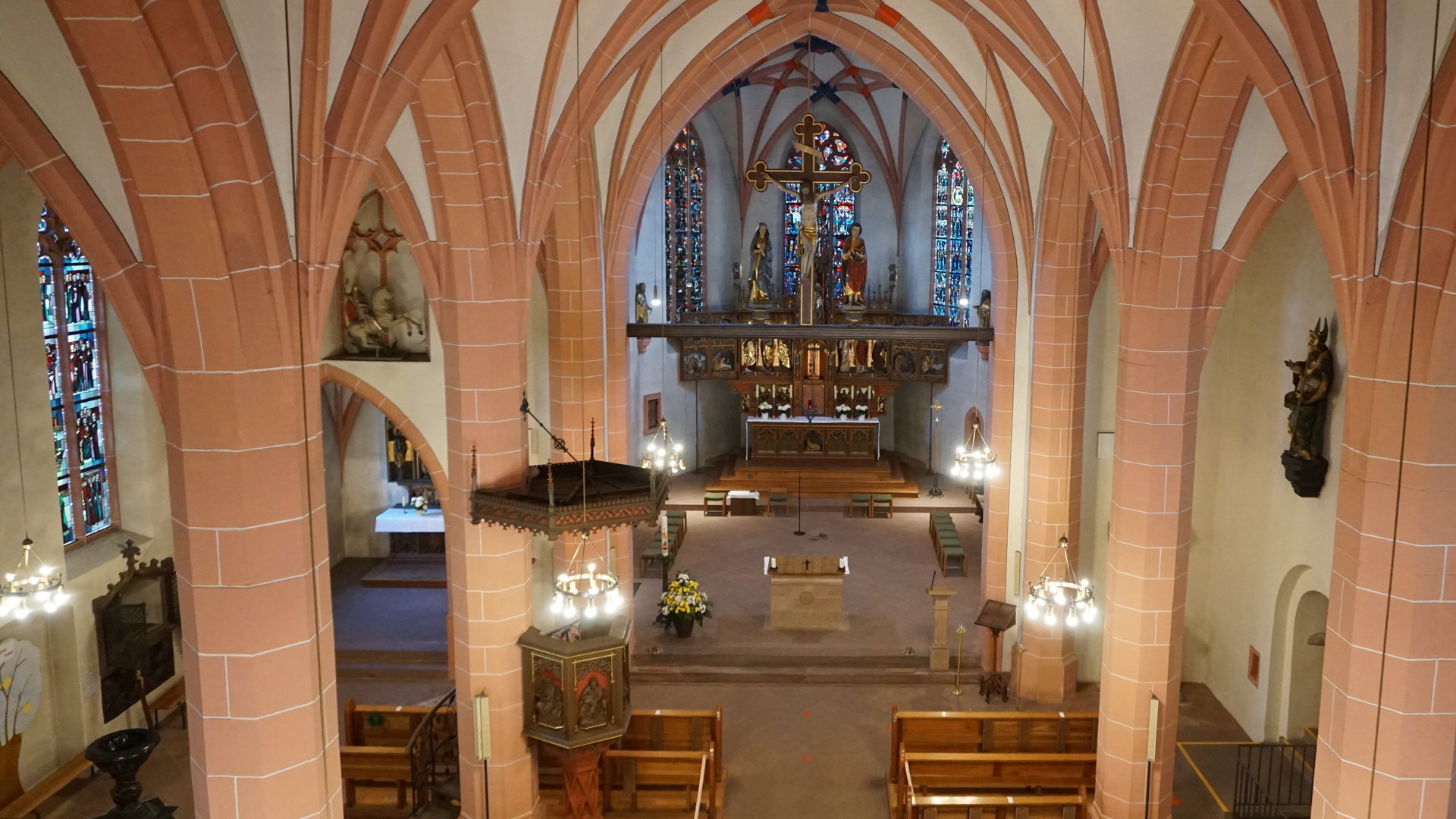 "Katholischer Gottesdienst - Barmherzigkeit will ich": Blick ins Innere und auf den Altar der Kirche Sankt Martin in Oestrich-Winkel.