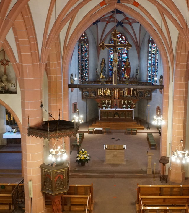 "Katholischer Gottesdienst - Barmherzigkeit will ich": Blick ins Innere und auf den Altar der Kirche Sankt Martin in Oestrich-Winkel.
