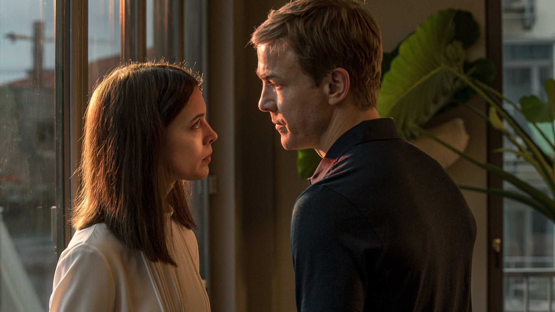 "Bad Banks - Paranoia": Jana (Paula Beer) und Adam (Albrecht Schuch) stehen sich in einem Zimmer dicht gegenüber und schauen sich eindringlich an.