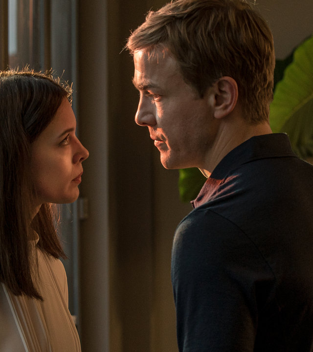 "Bad Banks - Paranoia": Jana (Paula Beer) und Adam (Albrecht Schuch) stehen sich in einem Zimmer dicht gegenüber und schauen sich eindringlich an.