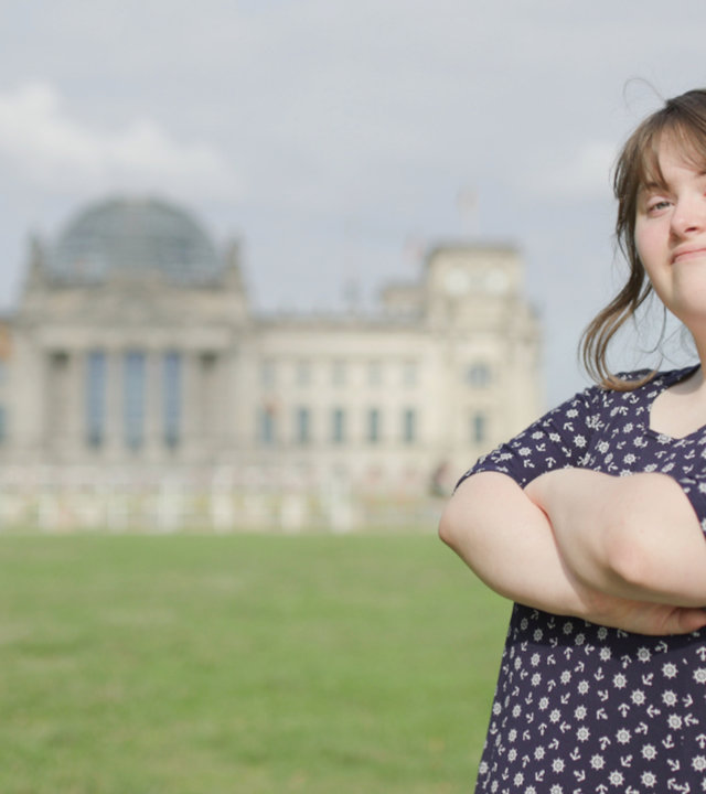 "einfach Mensch - Meine erste Wahl!": Aila Wittig steht entschlossen vor dem Reichstagsgebäude in Berlin.