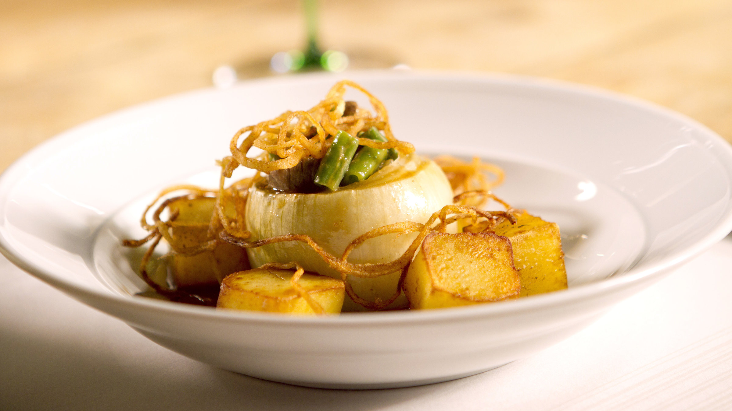 "Eingeschenkt - Weinviertel - Wo das "Pfefferl" wächst": Gefüllte Laaer-Zwiebeln mit Rinderfiletwürfeln