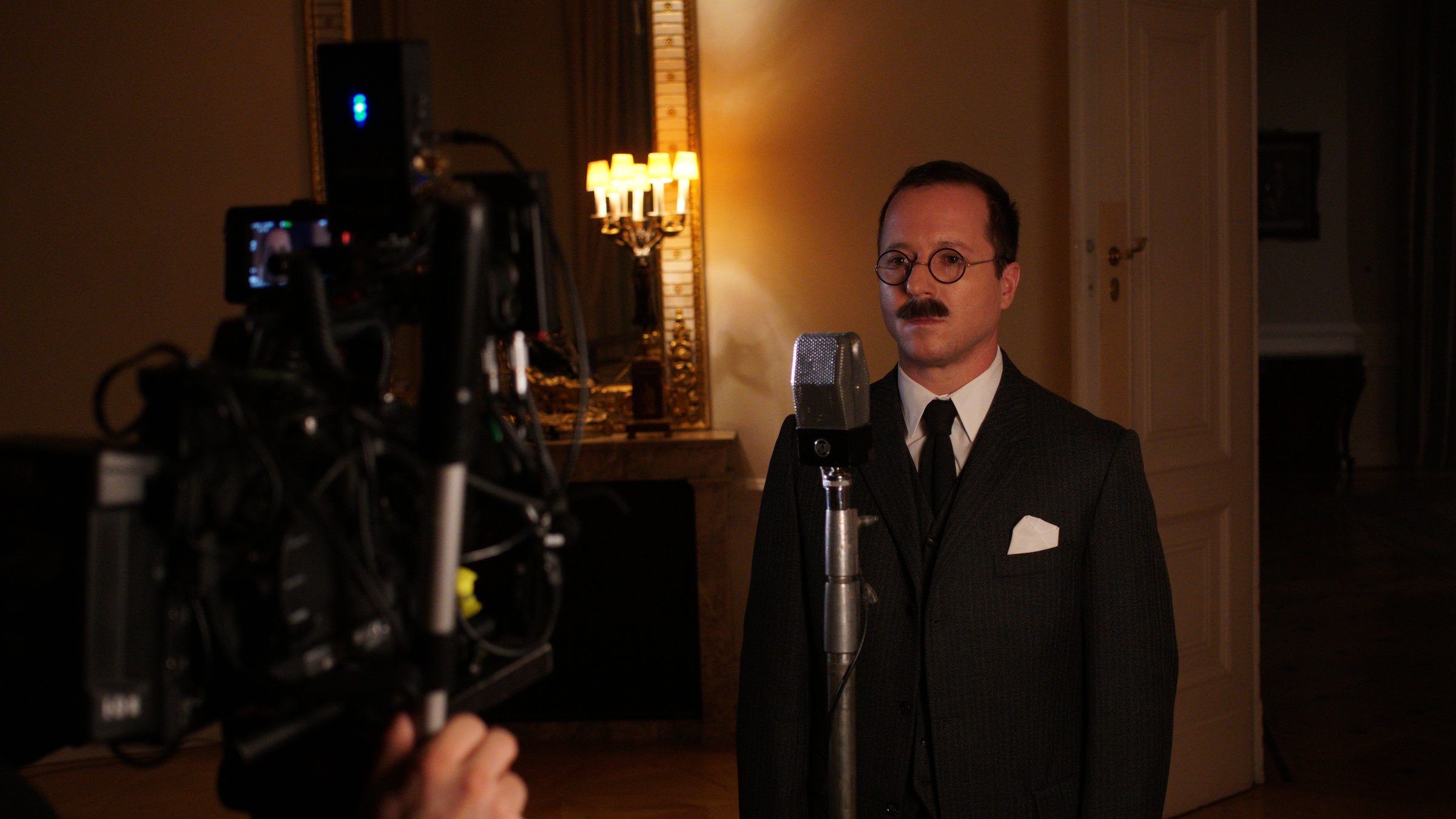 "Der längste Tag - 18 Stunden, die Österreichs Schicksal entscheiden" - Christian Leikam spielt Kurt Schuschnigg, bei einer Rede im Bundeskanzleramt.