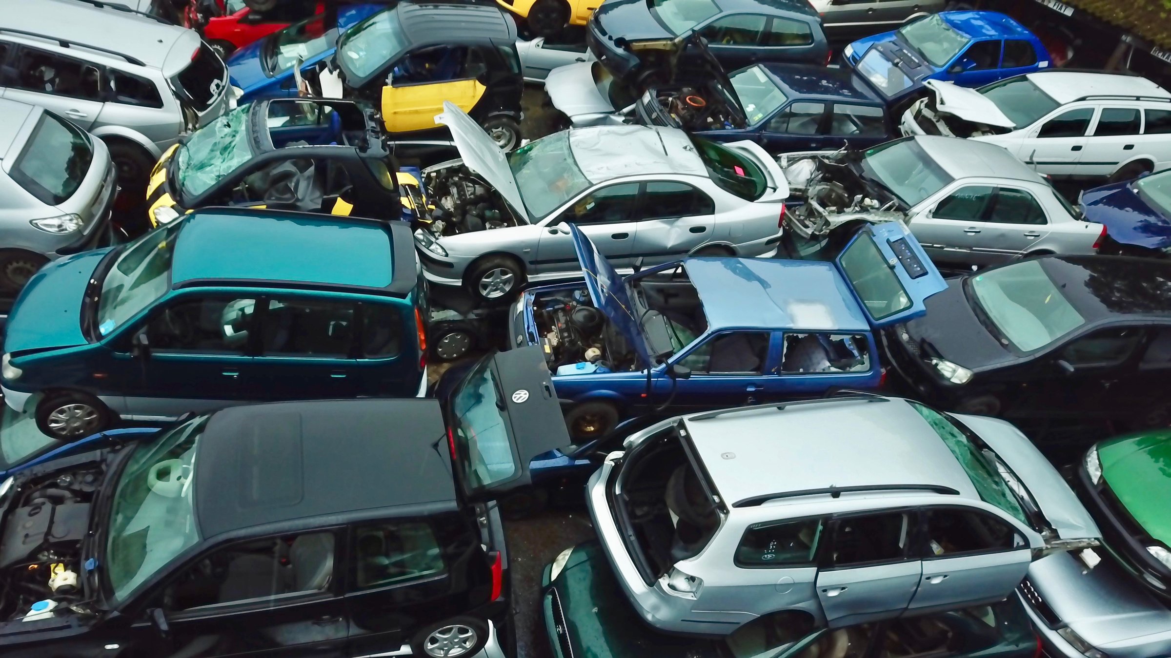 "planet e.: Abgassünder Diesel - Freie Fahrt in den Export": Blick auf einen Schrottplatz voller Autos.