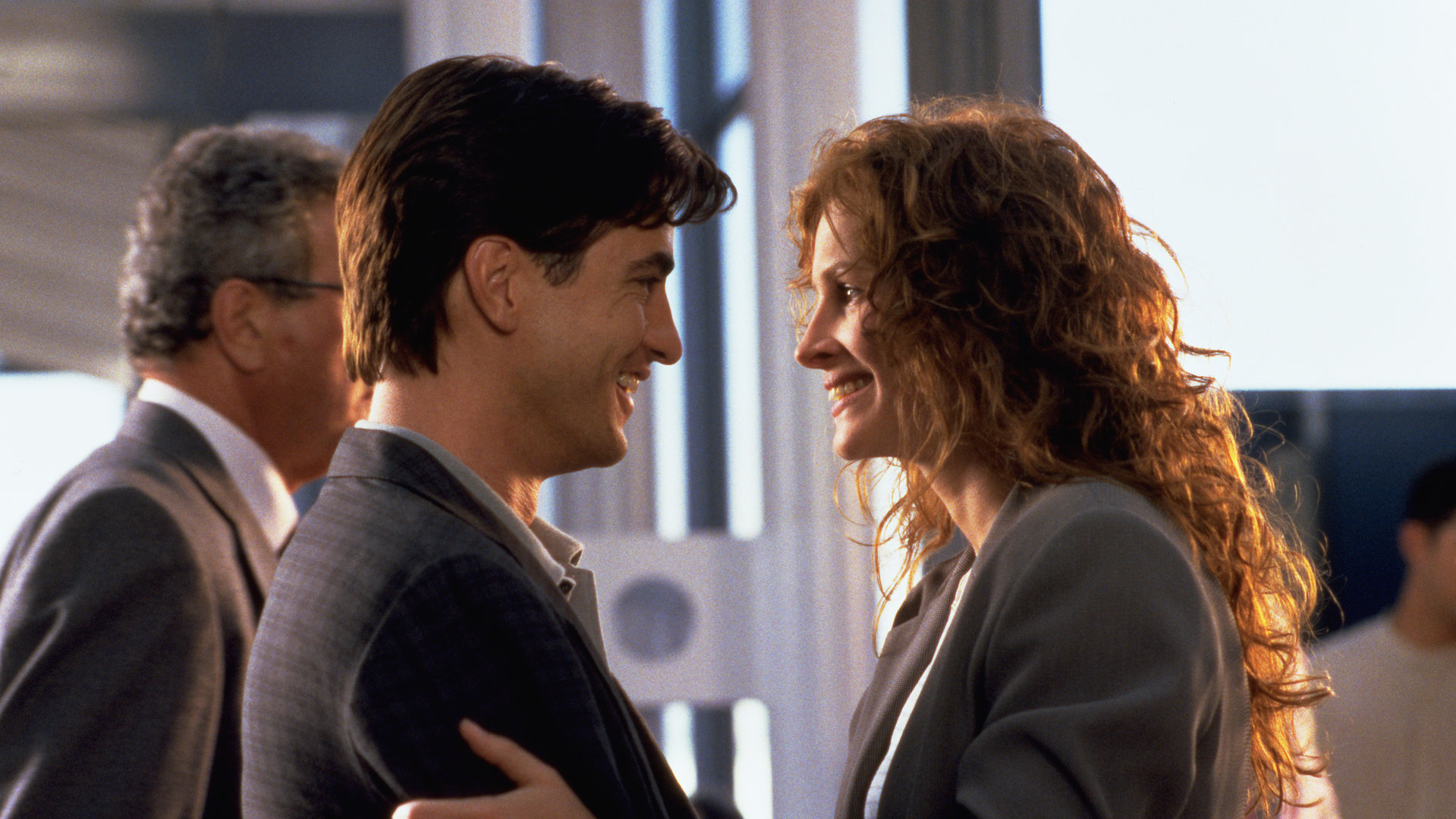 "Die Hochzeit meines besten Freundes": Julianne (Julia Roberts) und Michael (Dermot Mulroney) haben sich eben umarmt und sehen einander nun lächelnd an.