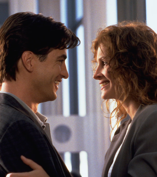 "Die Hochzeit meines besten Freundes": Julianne (Julia Roberts) und Michael (Dermot Mulroney) haben sich eben umarmt und sehen einander nun lächelnd an.